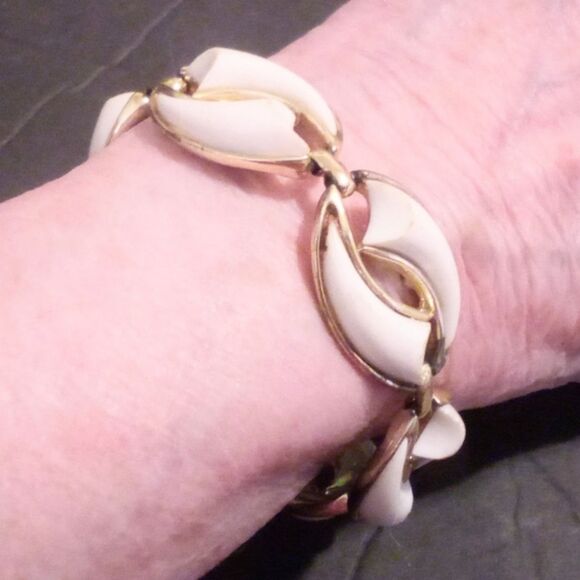 Vintage Coro Mid Century Gold Tone White Thermoset Bracelet - Picture 4 of 6